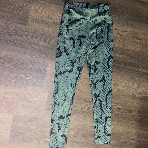 Snakeskin Pattern Leggings - Picture 2 of 3